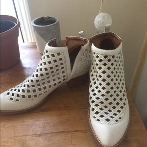 Jeffery Camble White booties new!